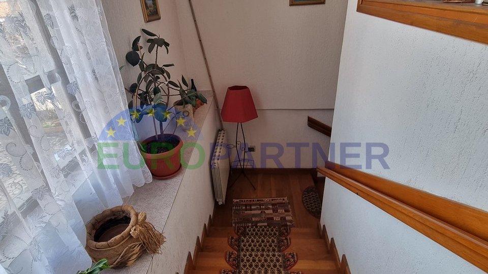 Kaštelir, Casa in pietra con 3 unità abitative