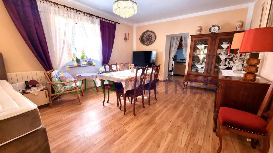 Kaštelir, Casa in pietra con 3 unità abitative