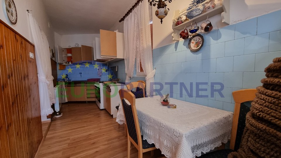 Kaštelir, Casa in pietra con 3 unità abitative