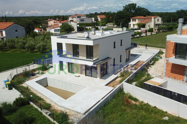Prekrasna dvojna kuća modernog dizajna, Poreč, 3.5km od mora