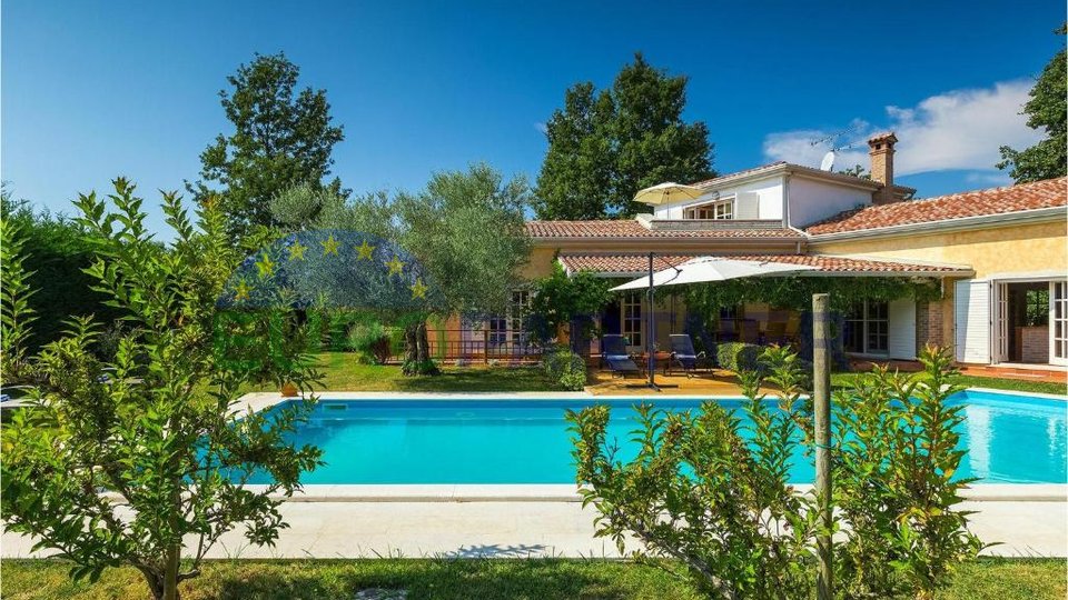 Villa con un bellissimo e ampio giardino ai margini della natura, Parenzo, dintorni