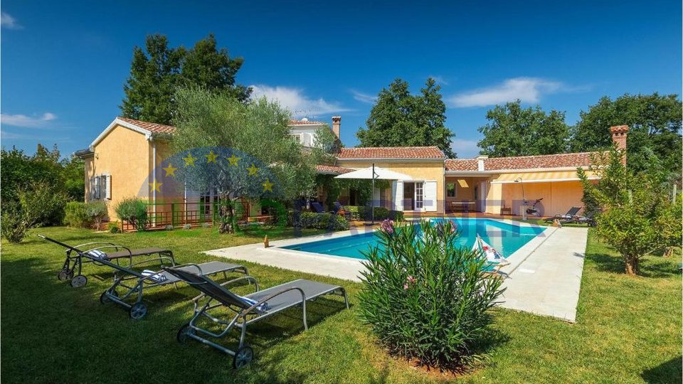 Villa con un bellissimo e ampio giardino ai margini della natura, Parenzo, dintorni