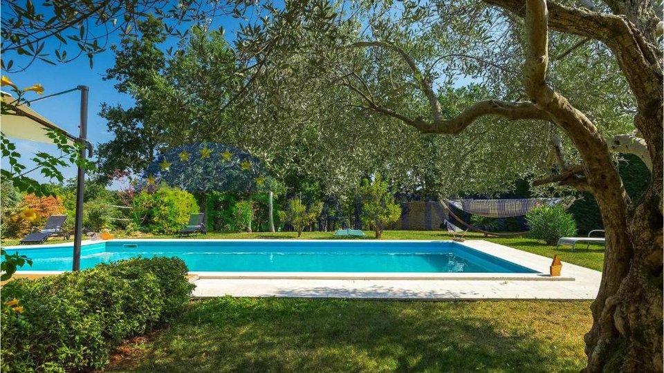 Villa con un bellissimo e ampio giardino ai margini della natura, Parenzo, dintorni