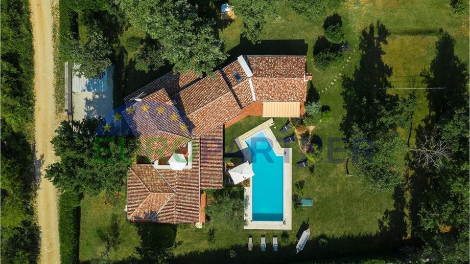 Villa con un bellissimo e ampio giardino ai margini della natura, Parenzo, dintorni