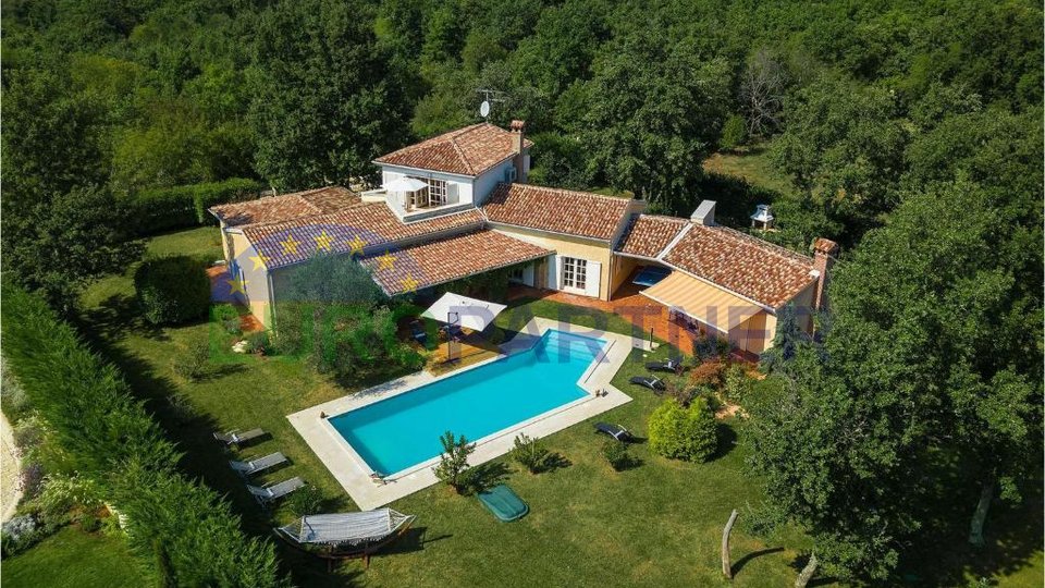 Villa con un bellissimo e ampio giardino ai margini della natura, Parenzo, dintorni