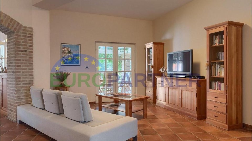 Villa with a beautiful large garden and on the edge of nature, Poreč, surroundings