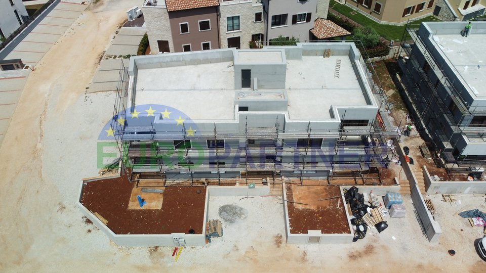 Appartamento al piano terra con giardino in un nuovo edificio, Parenzo, a 1 km dal mare