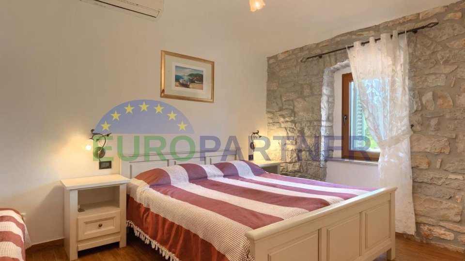 Istria, Tar, commercial and residential building in an excellent location