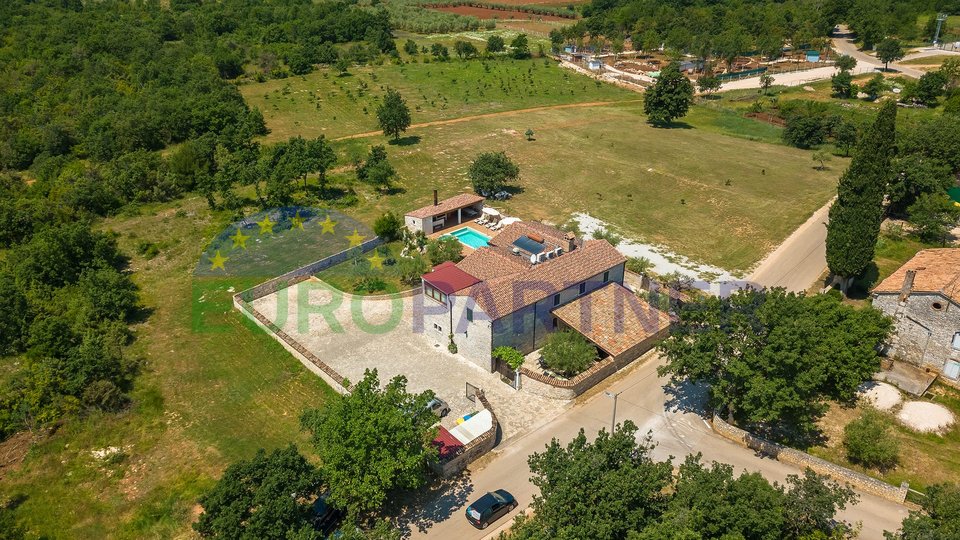 Istria, Tar, commercial and residential building in an excellent location