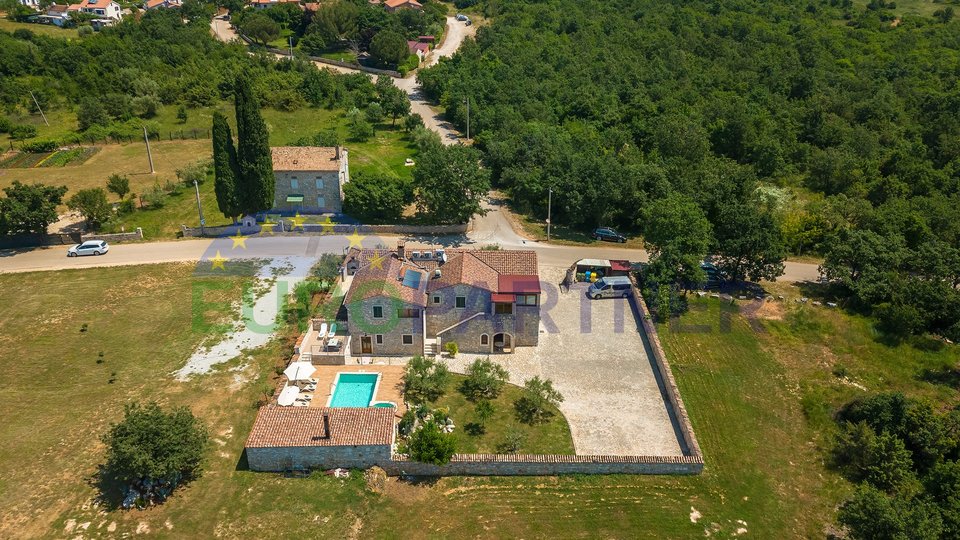 Istria, Tar, edificio commerciale e residenziale in ottima posizione