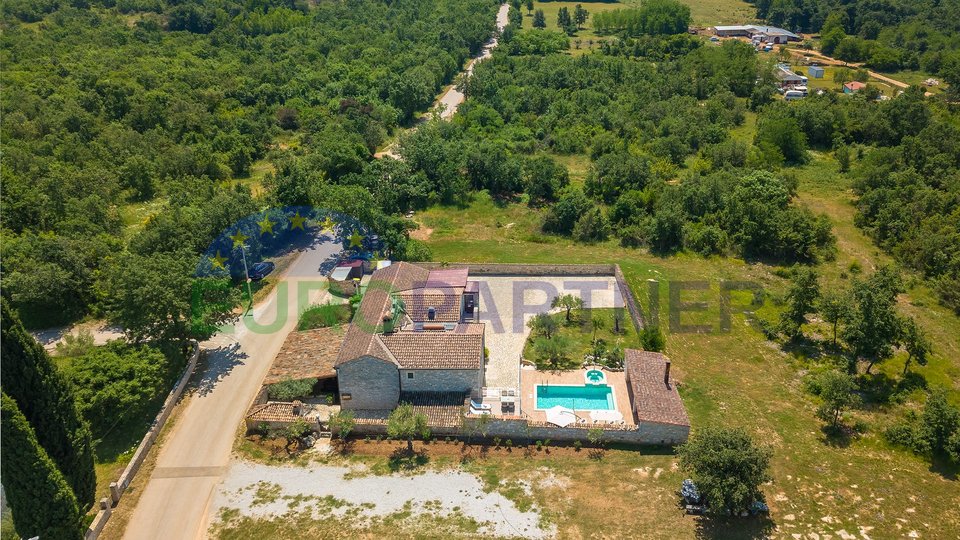 Istria, Tar, commercial and residential building in an excellent location