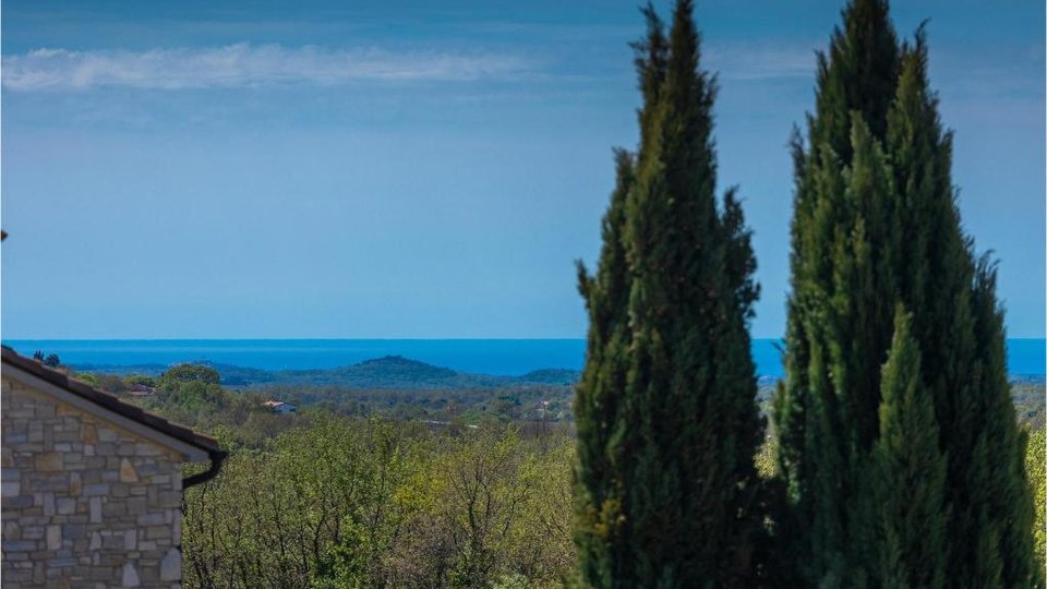 Kamena vila na brežuljku s pogledom na more, Višnjan, Istra