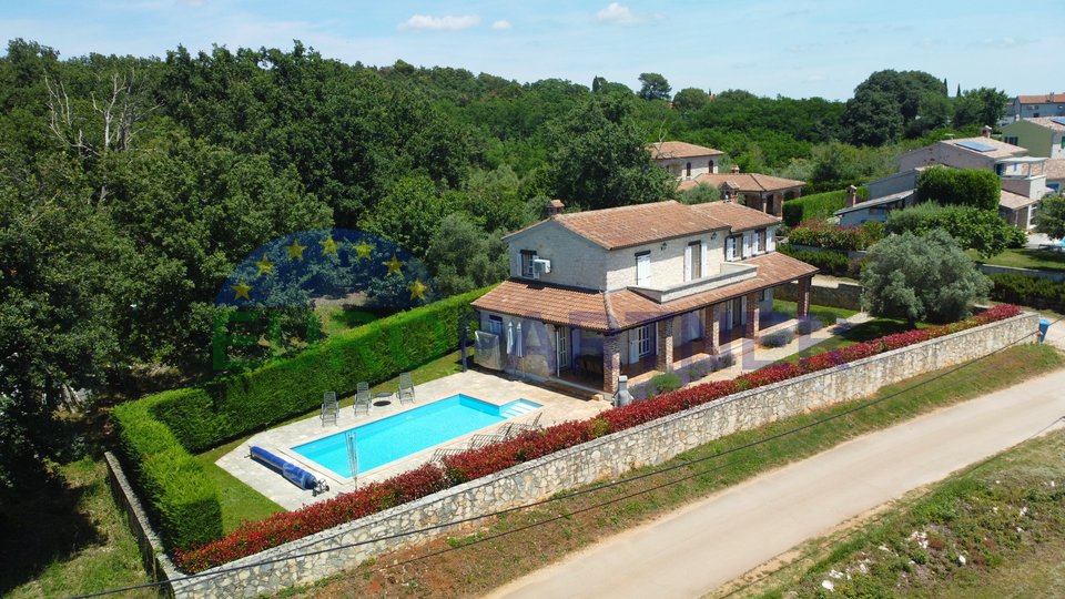 Poreč okolica, kamena kuća s bazenom i pogledom na more