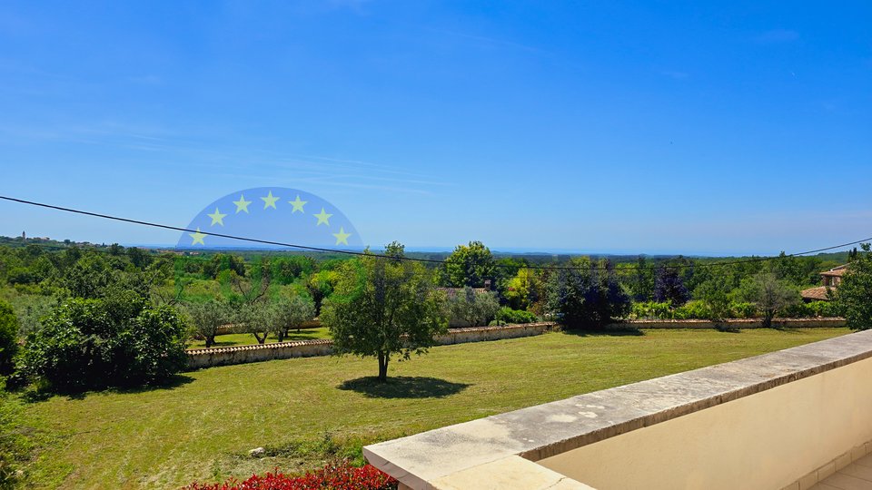 Poreč okolica, kamena kuća s bazenom i pogledom na more