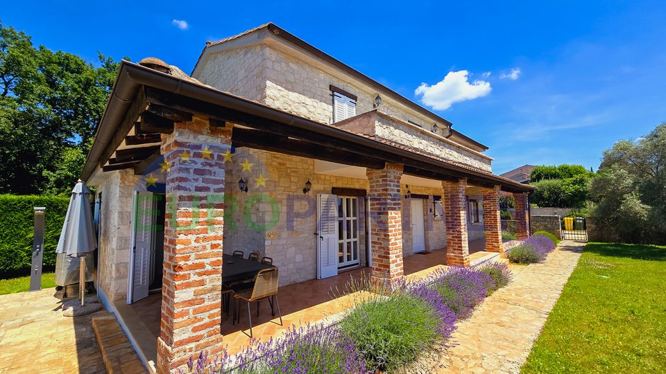 Zona Parenzo, casa in pietra con piscina e vista mare