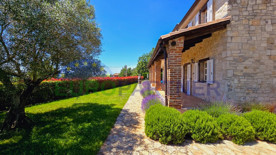 Poreč okolica, kamena kuća s bazenom i pogledom na more