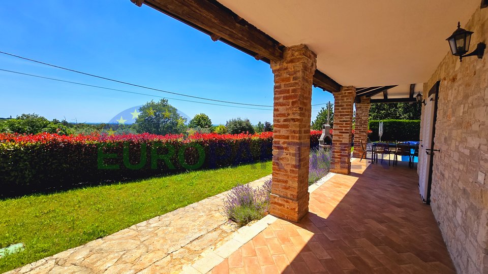 Zona Parenzo, casa in pietra con piscina e vista mare