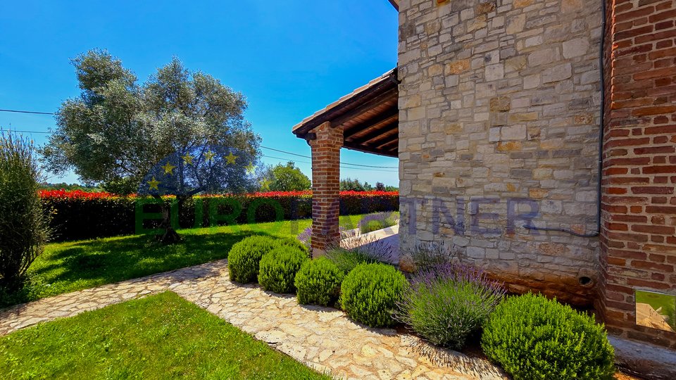 Poreč okolica, kamena kuća s bazenom i pogledom na more