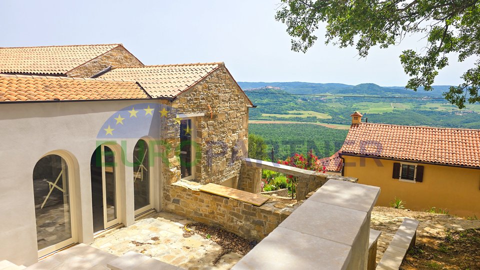 UNICO SUL MERCATO! Bellissima villa in pietra con vista su Montona, Oprtalj, Istria