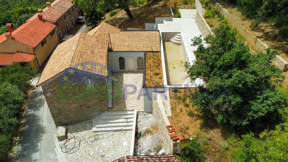 UNIQUE ON THE MARKET! Beautiful stone villa with a view of Motovun, Oprtalj, Istria