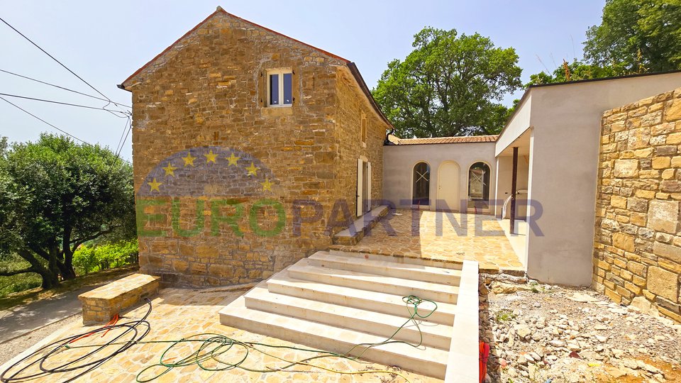 UNICO SUL MERCATO! Bellissima villa in pietra con vista su Montona, Oprtalj, Istria