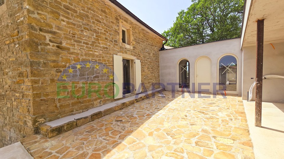 UNICO SUL MERCATO! Bellissima villa in pietra con vista su Montona, Oprtalj, Istria