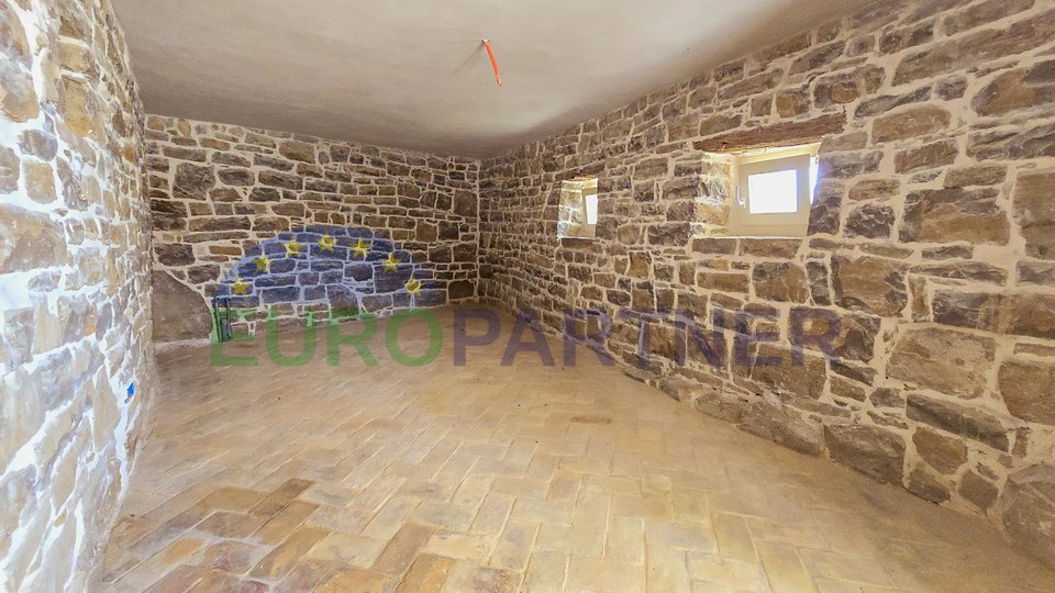 UNIQUE ON THE MARKET! Beautiful stone villa with a view of Motovun, Oprtalj, Istria