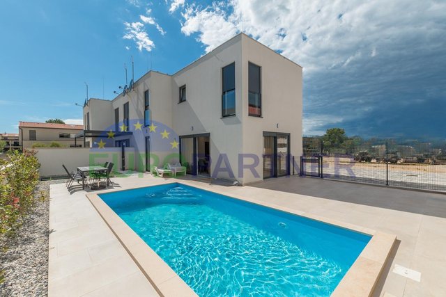 Novigrad, house with swimming pool 800 m from the sea
