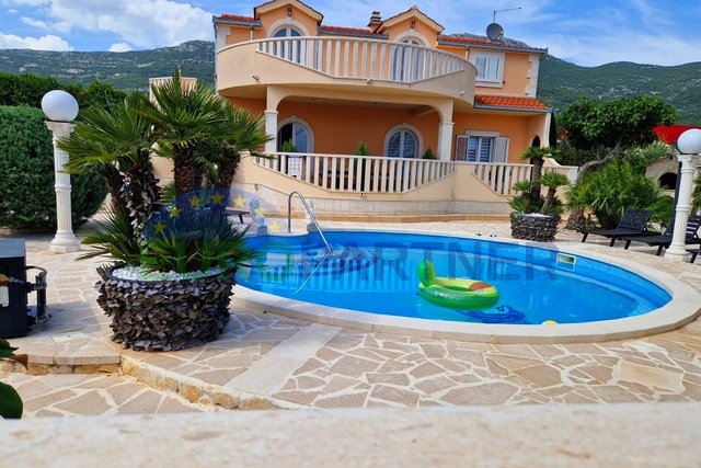 Villa mit Pool 350 m2 in Kaštel Stari