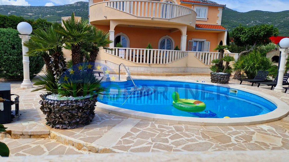 Vila sa bazenom 350 m2 u Kaštel Starom