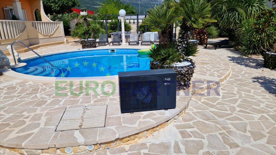 Villa with pool 350 m2 in Kaštel Stari