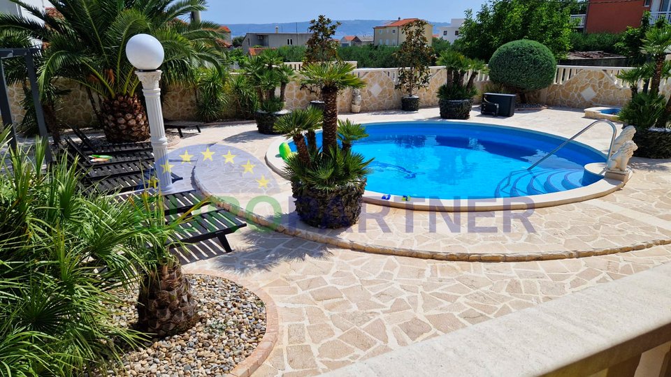 Villa with pool 350 m2 in Kaštel Stari