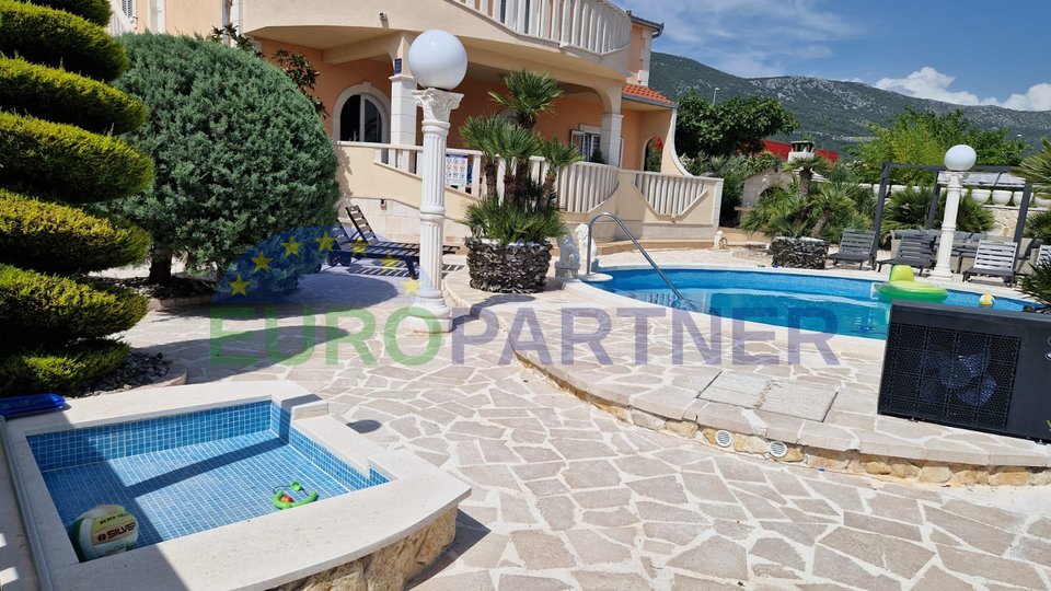 Vila sa bazenom 350 m2 u Kaštel Starom