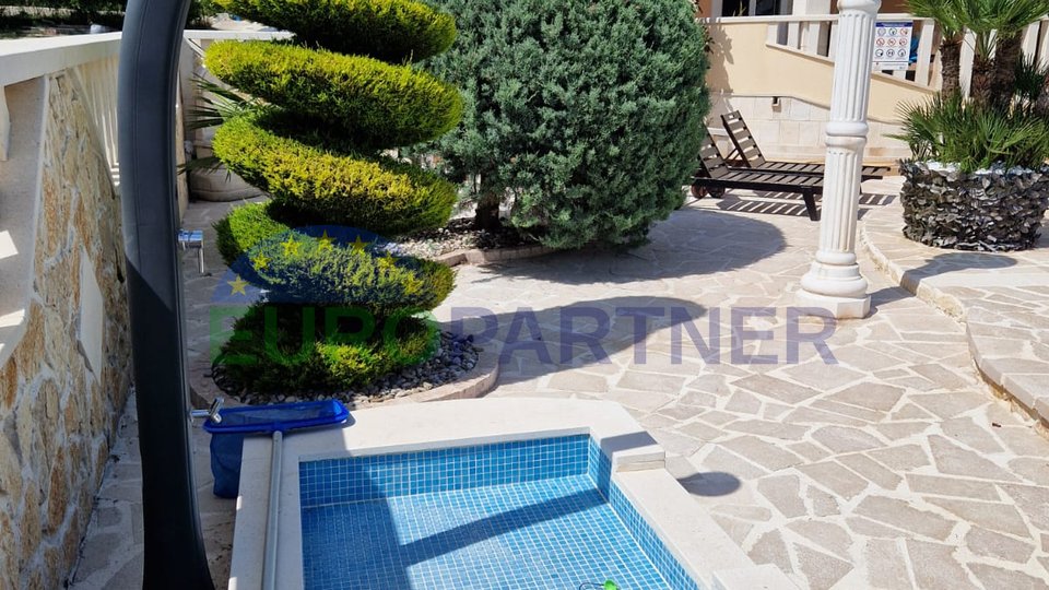 Vila sa bazenom 350 m2 u Kaštel Starom