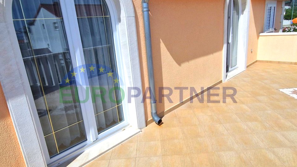 Vila sa bazenom 350 m2 u Kaštel Starom