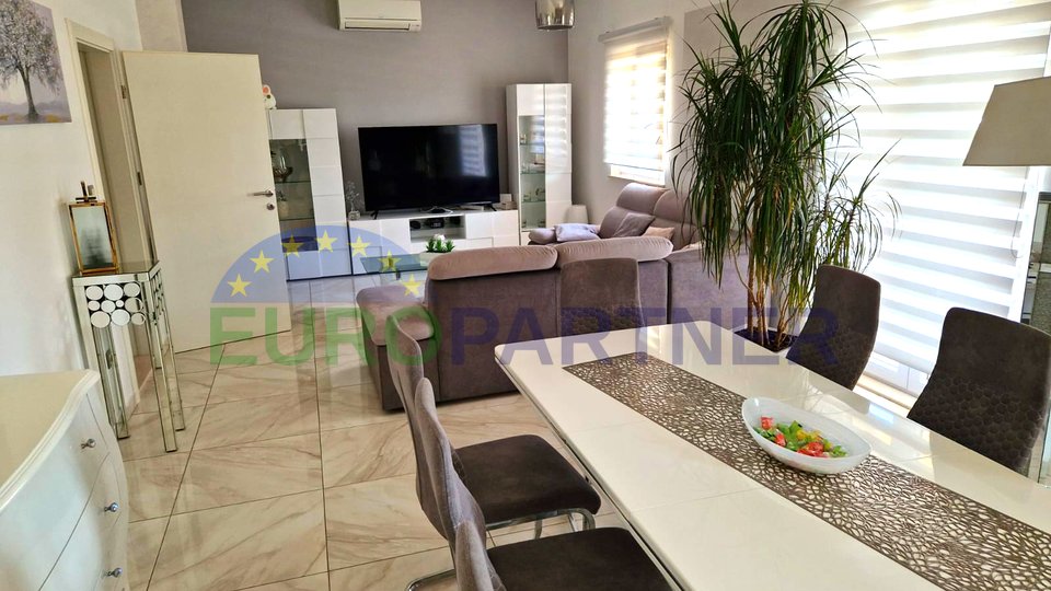 Vila sa bazenom 350 m2 u Kaštel Starom