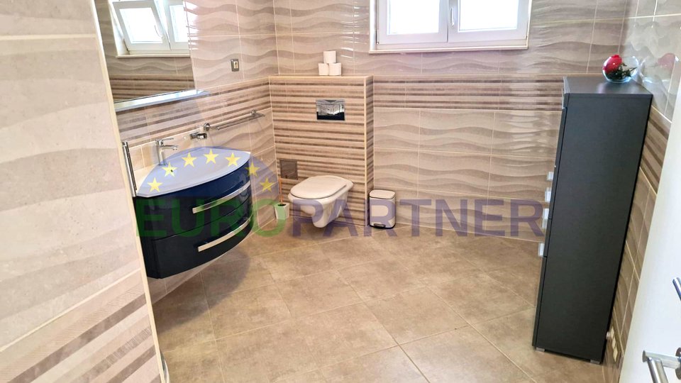 Villa with pool 350 m2 in Kaštel Stari