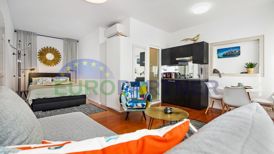 Istra, Rovinj, tri luksuzna apartmana prvi red do mora