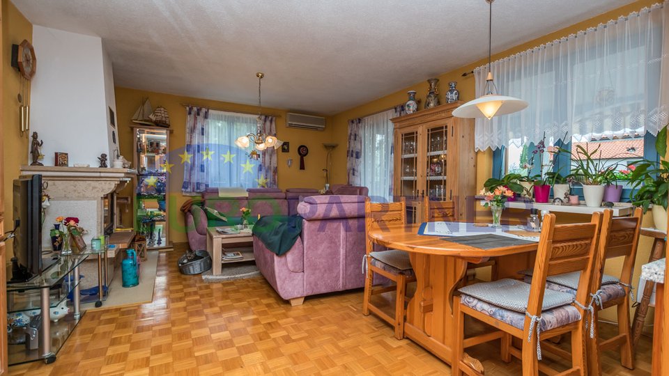 Apartmanska kuća s 4 apartmana, Poreč, 3km od mora