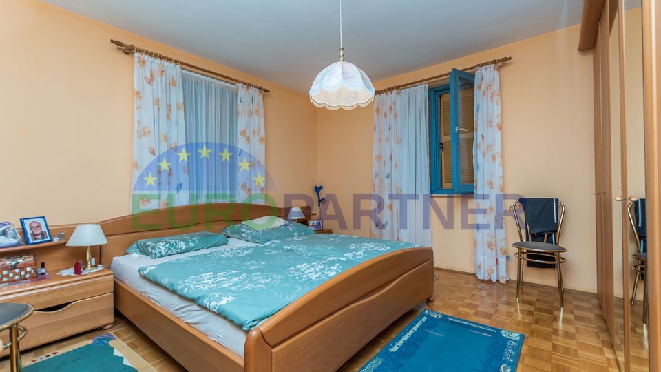 Apartmanska kuća s 4 apartmana, Poreč, 3km od mora