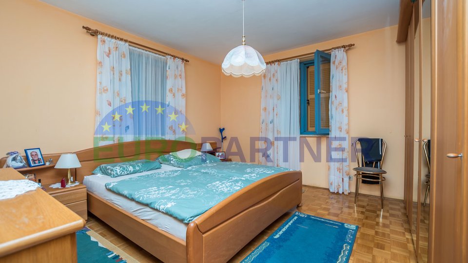 Apartmanska kuća s 4 apartmana, Poreč, 3km od mora