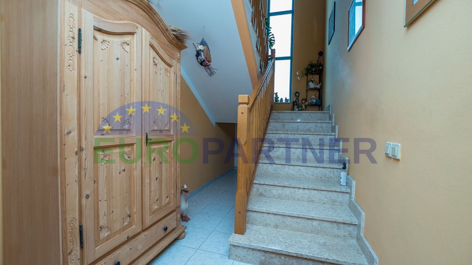 Apartmanska kuća s 4 apartmana, Poreč, 3km od mora