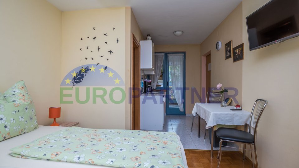 Apartmanska kuća s 4 apartmana, Poreč, 3km od mora