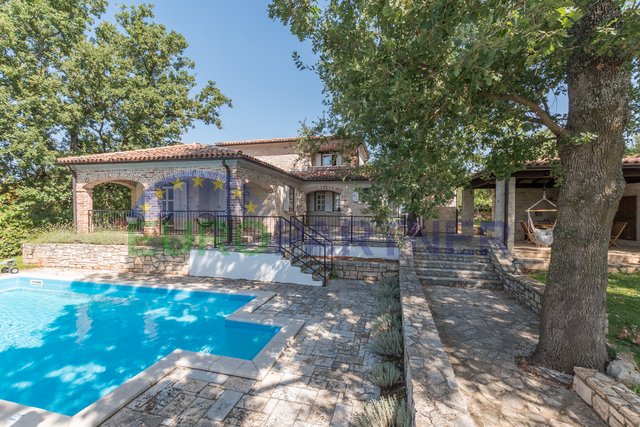 Villa in pietra con piscina, Parenzo, dintorni