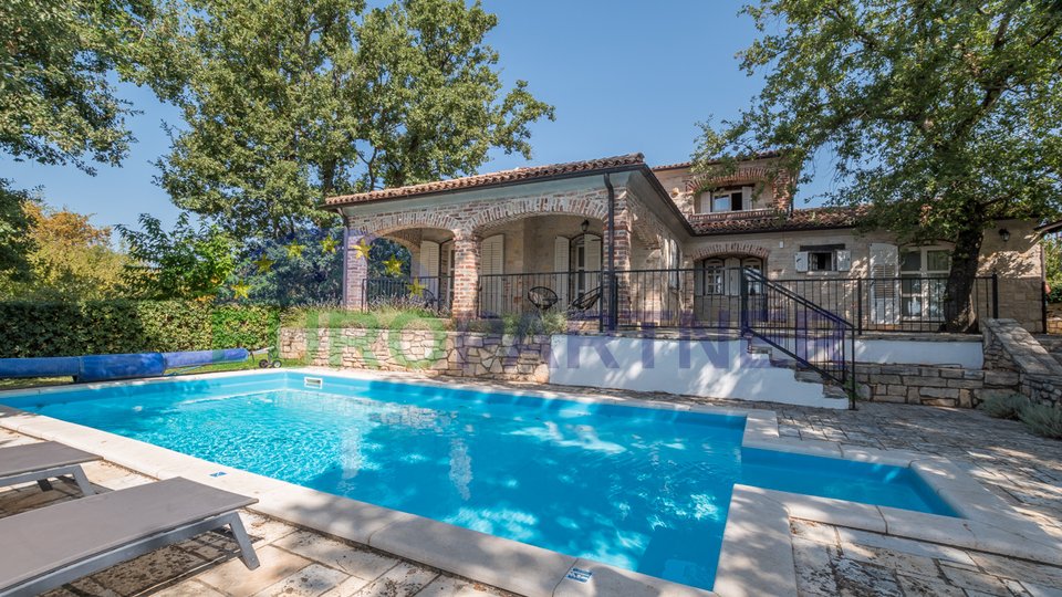 Villa in pietra con piscina, Parenzo, dintorni