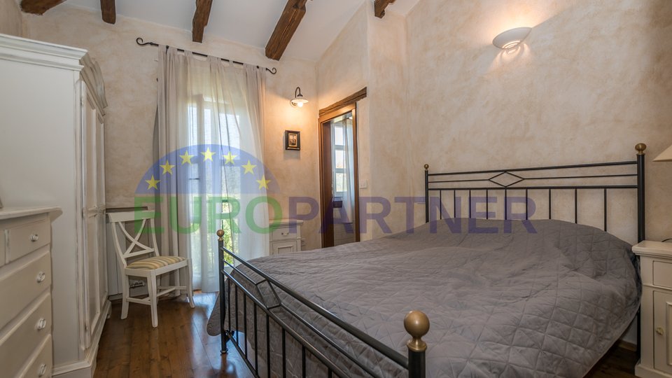 Villa in pietra con piscina, Parenzo, dintorni