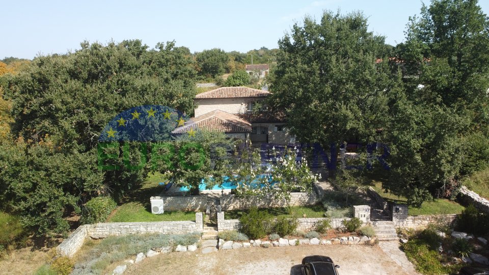 Villa in pietra con piscina, Parenzo, dintorni