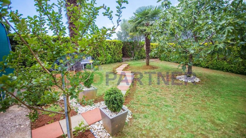 Flat + 2 apartments with a garden 300m from the sea, Poreč