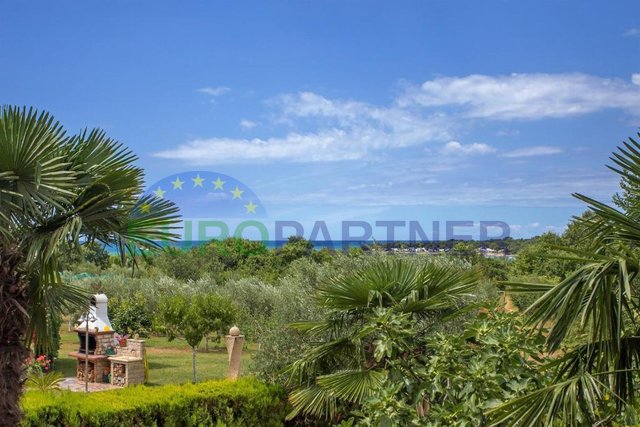 Flat + 2 apartments with a garden 300m from the sea, Poreč