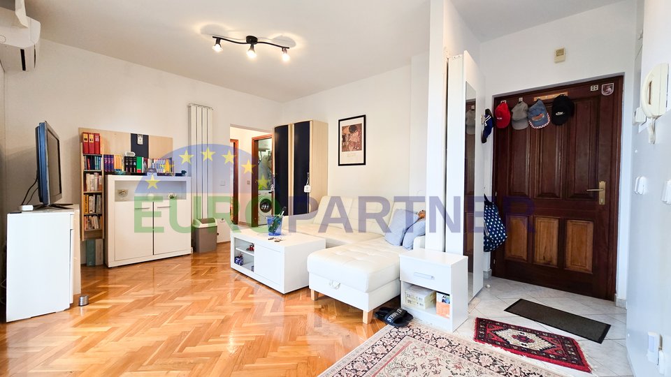 Flat + 2 apartments with a garden 300m from the sea, Poreč